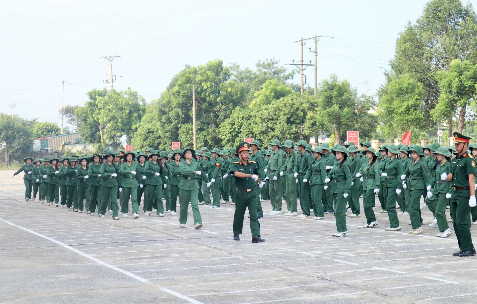 Trường Đại học Hồng Đức bế giảng khóa học Giáo dục quốc phòng và an ninh K146